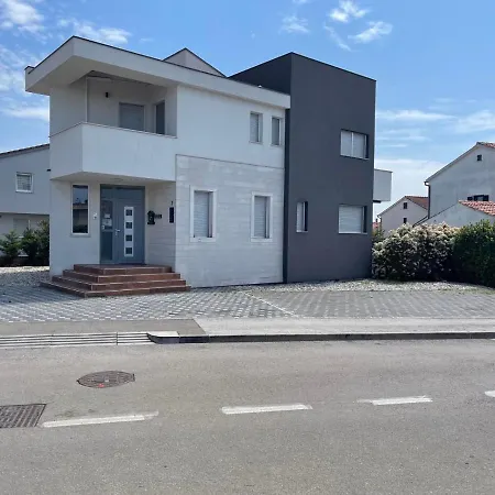 Peti Apartment *